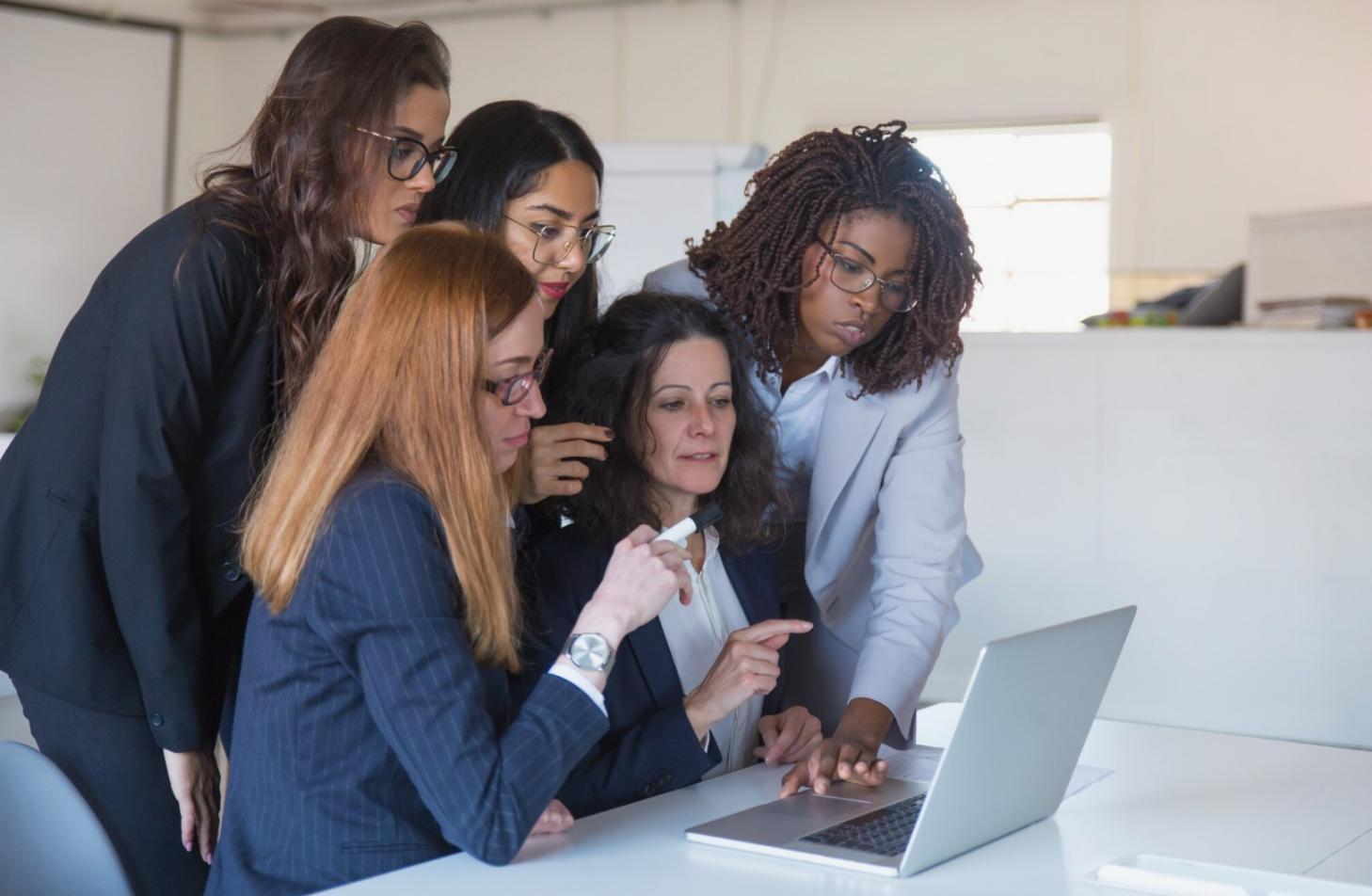 Équipe de formateurs travaillant sur l'élaboration de modules pédagogiques