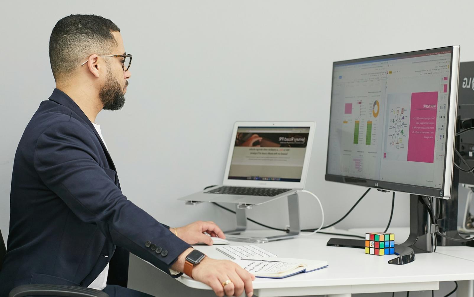 Équipe analysant des documents financiers et workflows